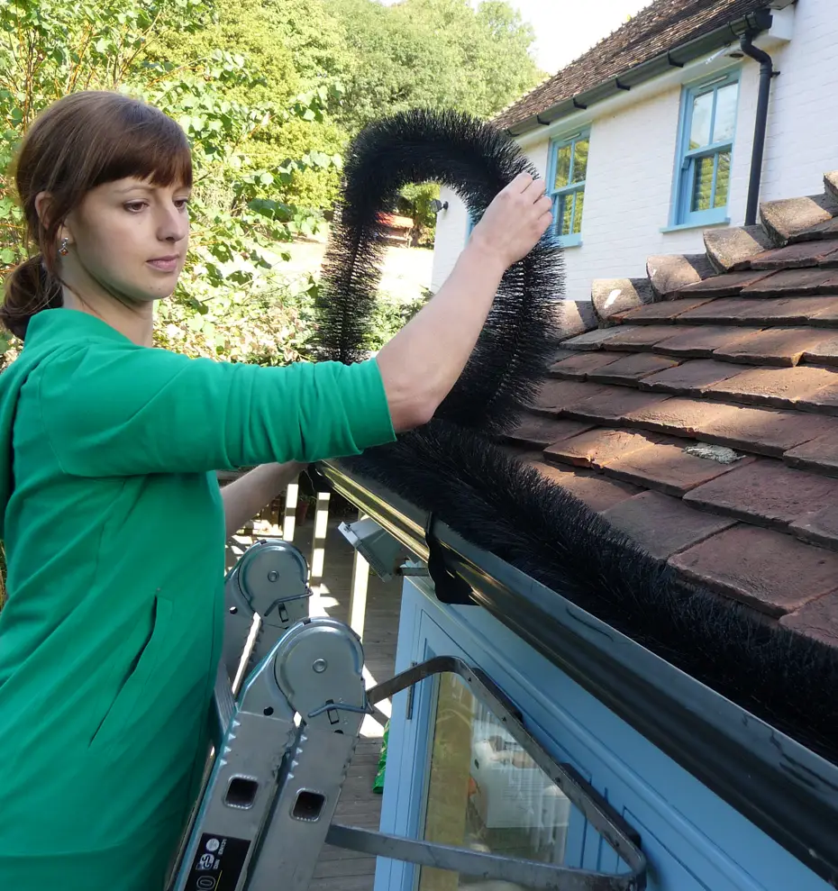 Black Hedgehog Gutter Brush (16m X 100mm) 3 Black Hedgehog Gutter Brush (16m X 100mm)