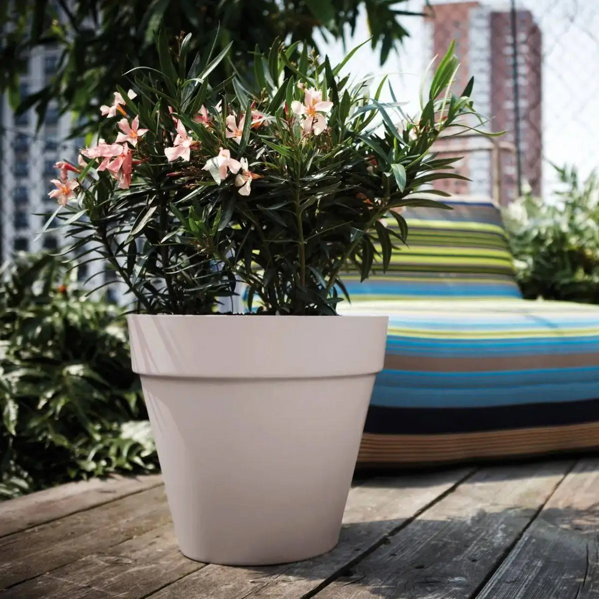 Elho Loft Urban 69cm Reservoir Plant Pot 3 Elho Loft Urban 69cm Reservoir Plant Pot